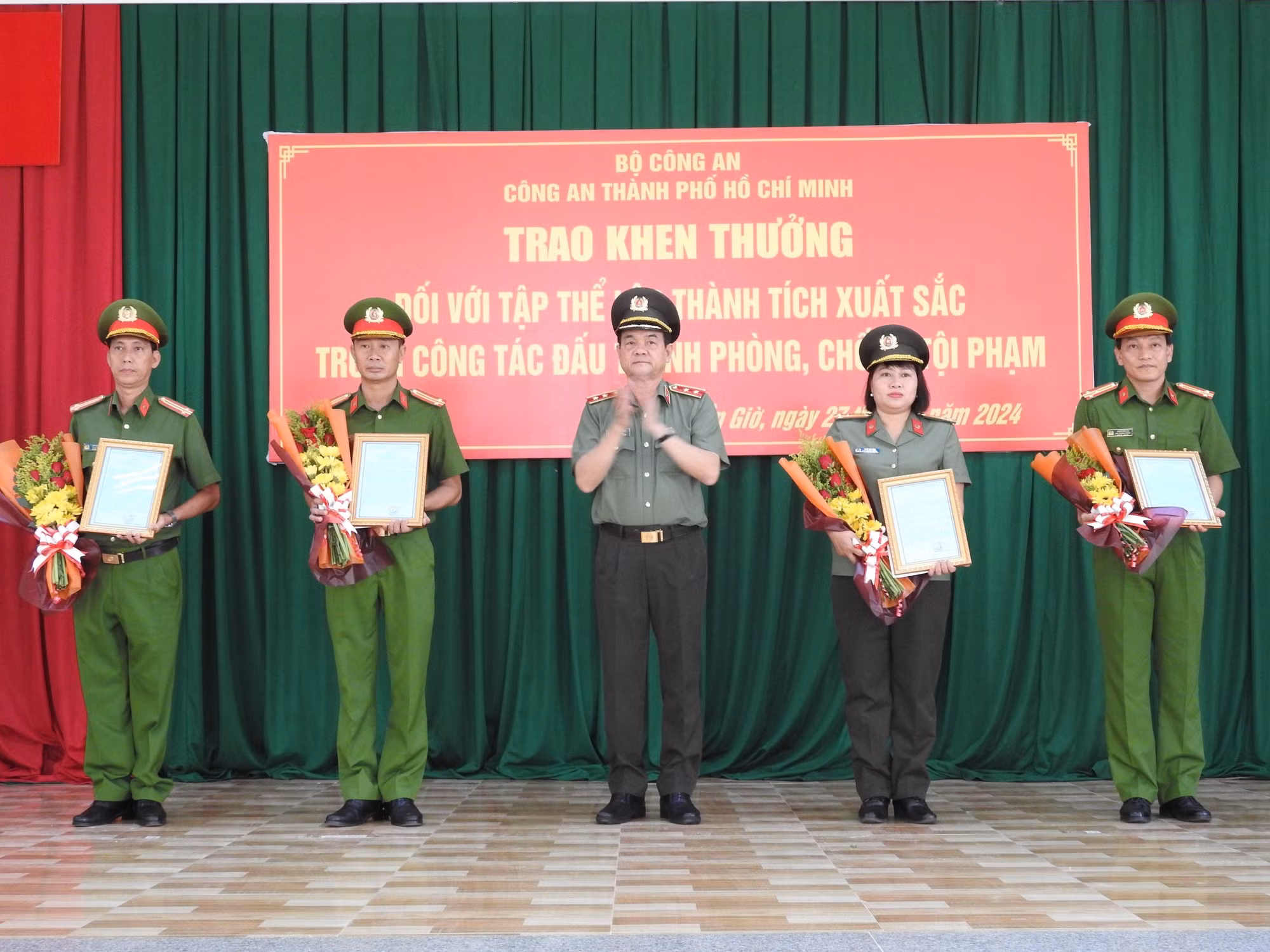 Khen thưởng các tập thể phá vụ án thi thể cô gái giấu trong va li ở Vũng Tàu -0