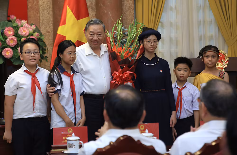 Chủ tịch nước Tô Lâm gặp mặt, động viên các cháu học sinh có hoàn cảnh khó khăn, học giỏi trong CAND -0