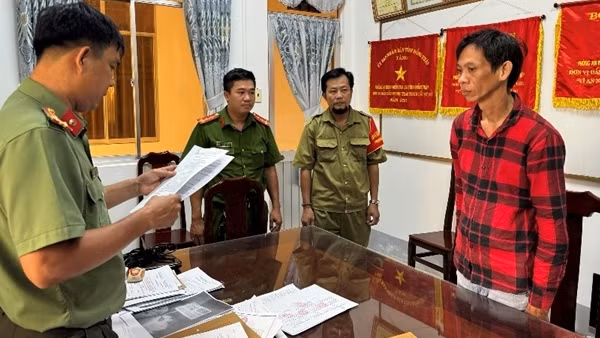Lên mạng mua súng quân dụng mang về phòng trọ cất giấu