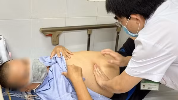 Nghiện ăn rau muống sống, người đàn ông mang ổ sán lớn ở gan