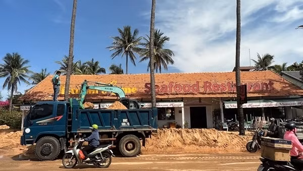 Công an giúp dân khắc phục lũ cát tràn lấp 2 tuyến đường ở Phan Thiết