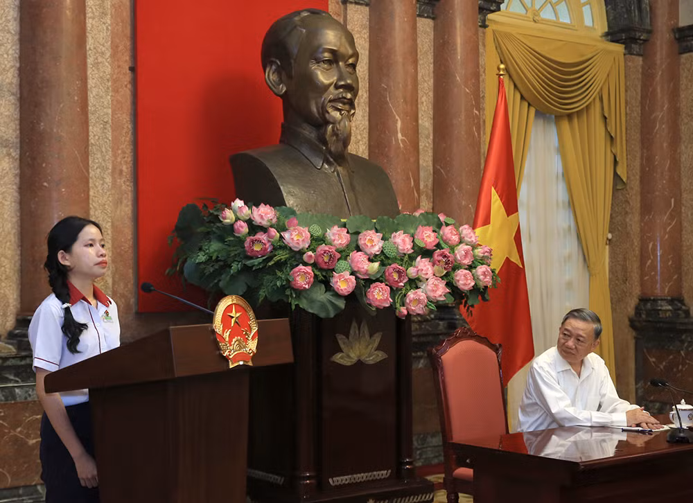 Chủ tịch nước Tô Lâm gặp mặt, động viên các cháu học sinh có hoàn cảnh khó khăn, học giỏi trong CAND -0