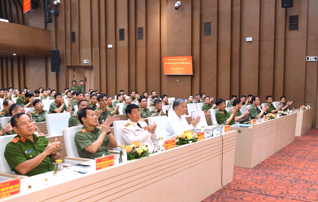 Chủ tịch nước dự Lễ trao Huy hiệu 45 năm tuổi Đảng tặng Thượng tướng Bùi Văn Nam -0