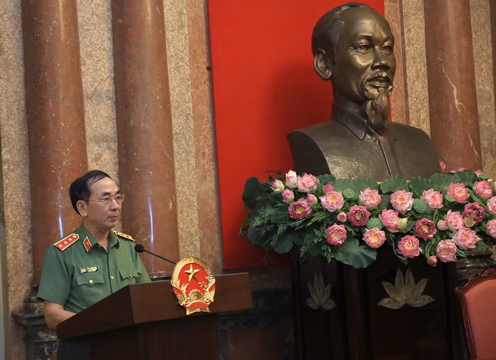 Chủ tịch nước Tô Lâm gặp mặt, động viên các cháu học sinh có hoàn cảnh khó khăn, học giỏi trong CAND -0