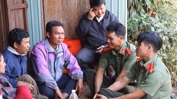 "Chủ nhật về làng" - Mô hình dân vận gần dân, giữ vững an ninh buôn làng