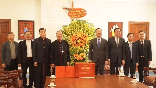 Lãnh đạo Bộ Công an chúc mừng các chức sắc, tín đồ Công giáo và Tin lành nhân Lễ Giáng sinh