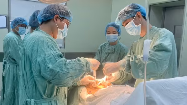 Hai cháu bé mắc bệnh tan máu bẩm sinh được ghép tủy đồng loại