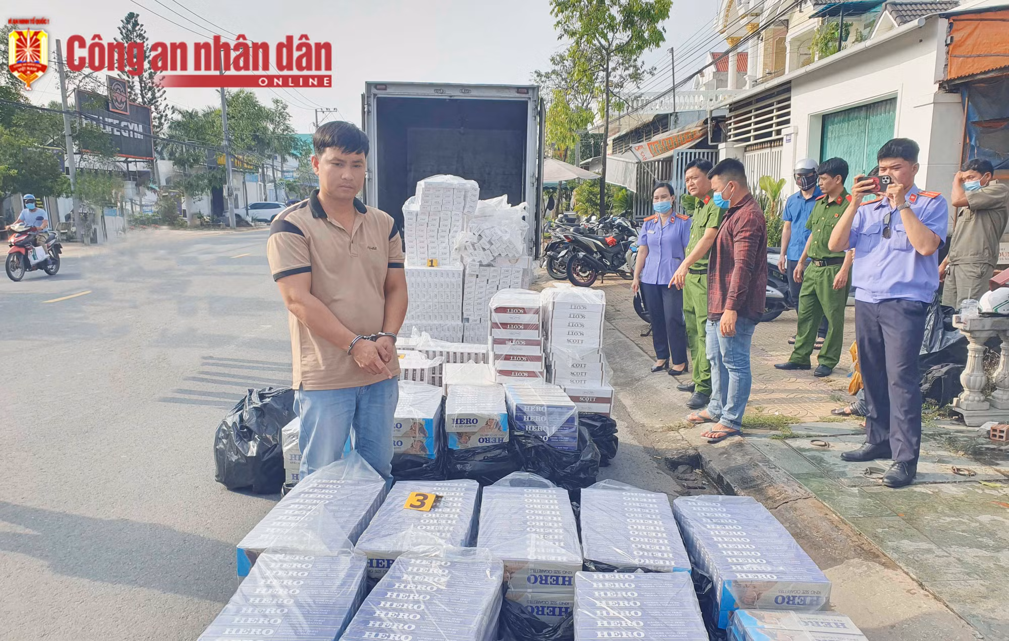 Vận chuyển 25.000 bao thuốc lá lậu từ Long An đến Sóc Trăng tiêu thụ -0
