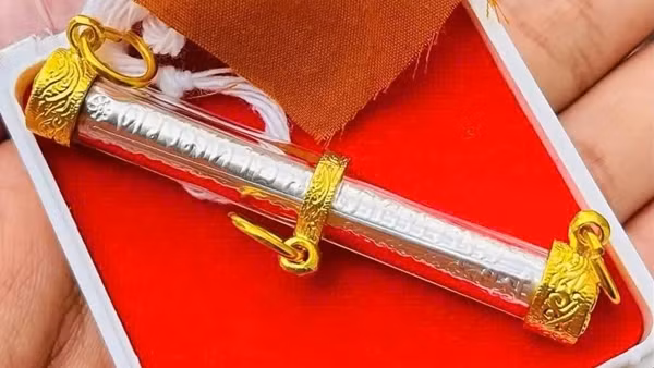 Chợ bùa yêu nhộn nhịp cuối năm