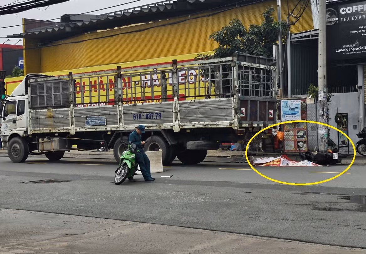Tránh xe máy từ vỉa hè lao xuống bị xe tải cán tử vong -0