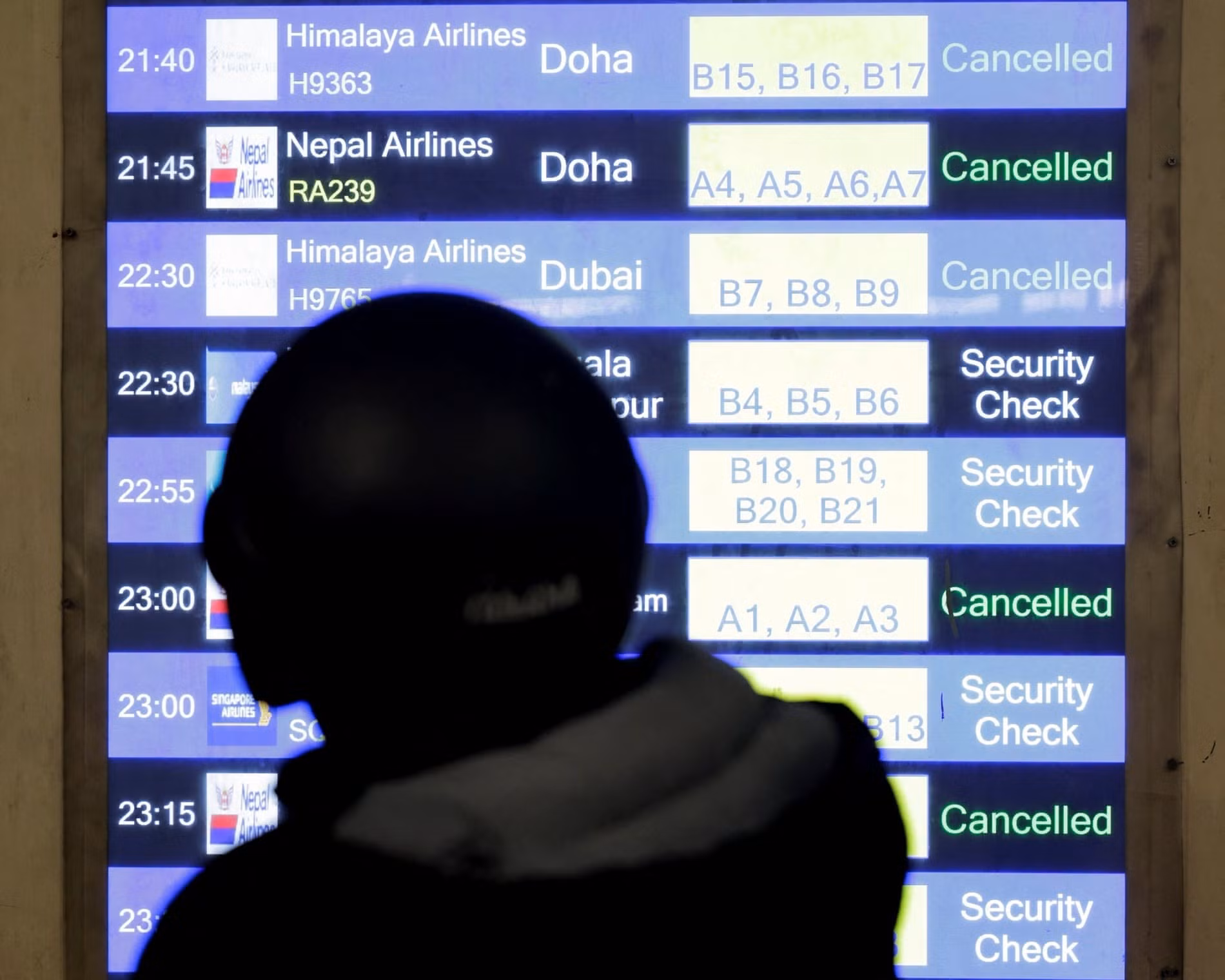 Không phận Trung Đông tê liệt sau đòn tấn công Iran, hơn 1.000 chuyến bay bị hủy -0