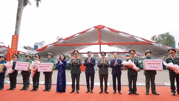 Bí thư Thành ủy Nguyễn Duy Ngọc dự lễ giao nhận quân tại Hà Nội