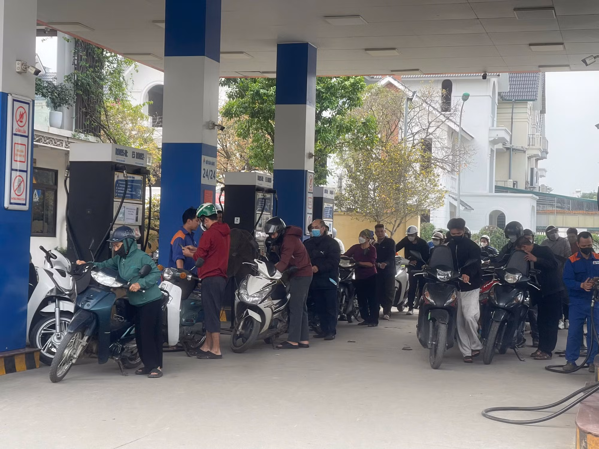 Giá xăng tăng mạnh nhưng doanh nghiệp bán lẻ xăng dầu vẫn lỗ -0