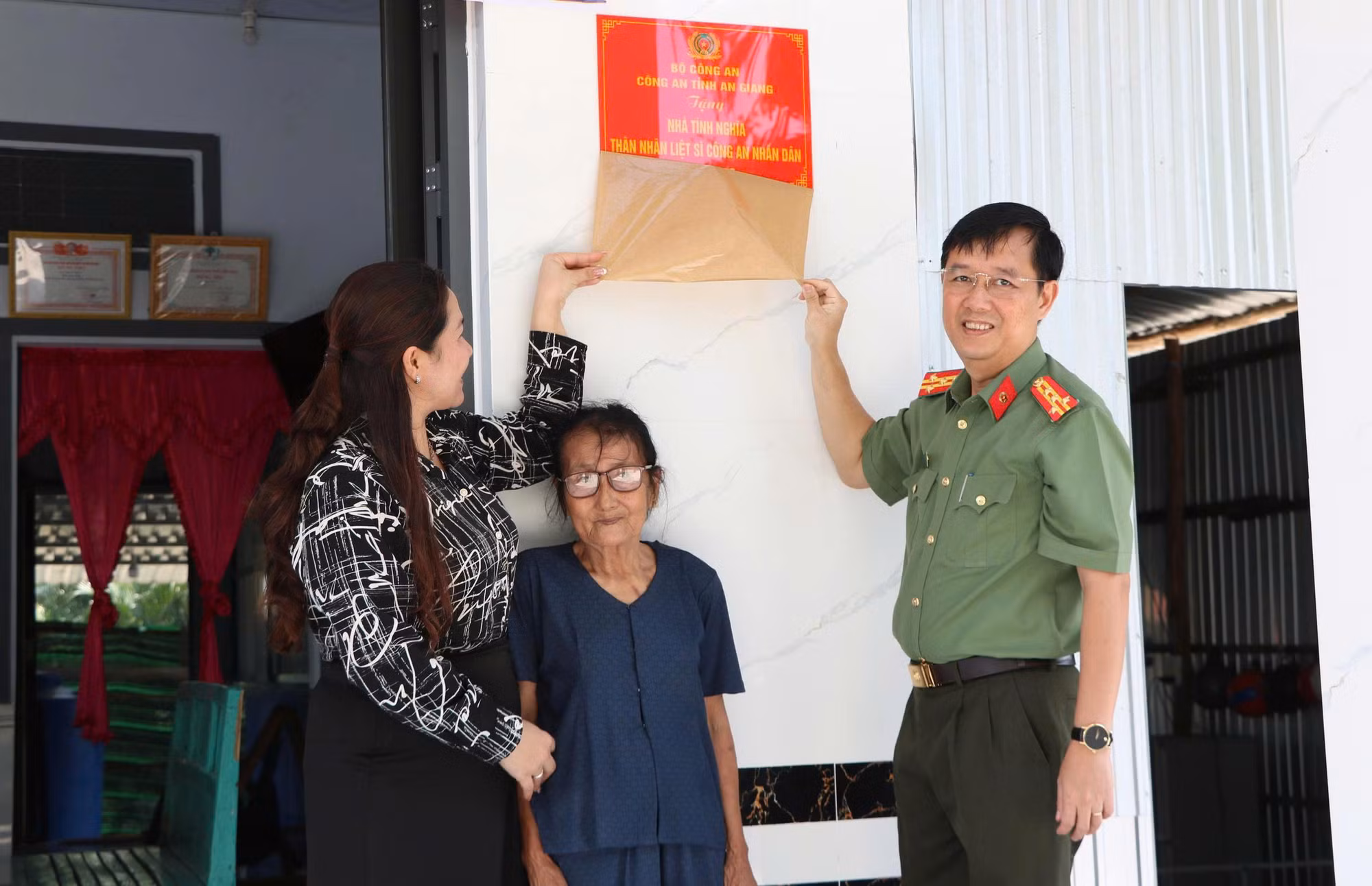Bàn giao Nhà Tình nghĩa tặng thân nhân Liệt sĩ CAND -0