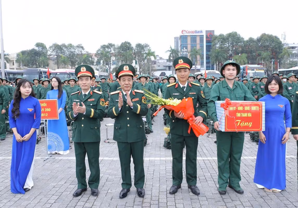 Gần 4.000 thanh niên Thanh Hóa lên đường nhập ngũ -0