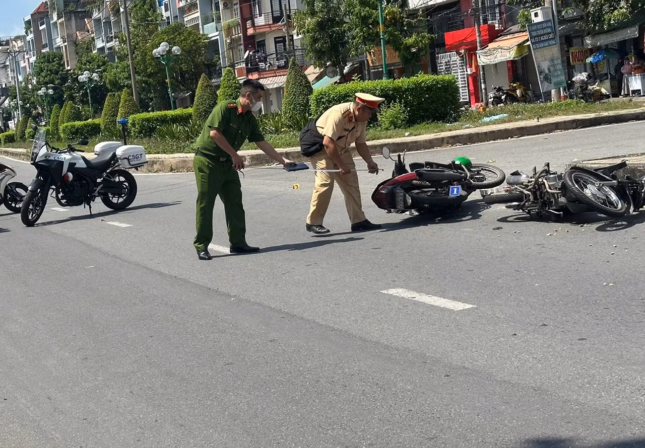 Va chạm với xe máy đang băng qua đường, 1 người tử vong -0