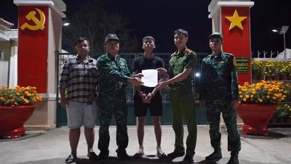 Vận động đối tượng giết người, lẩn trốn ở Campuchia ra đầu thú