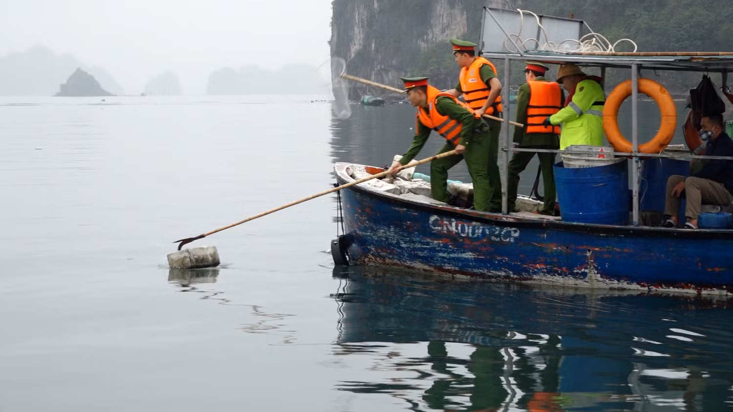 01 dvtn cong an tinh qn tham gia thu gom rac trên bien.jpg -0
