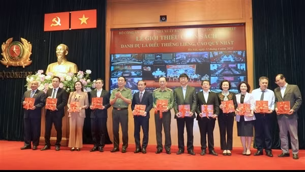 Giới thiệu cuốn sách “Danh dự là điều thiêng liêng, cao quý nhất” trong lực lượng CAND