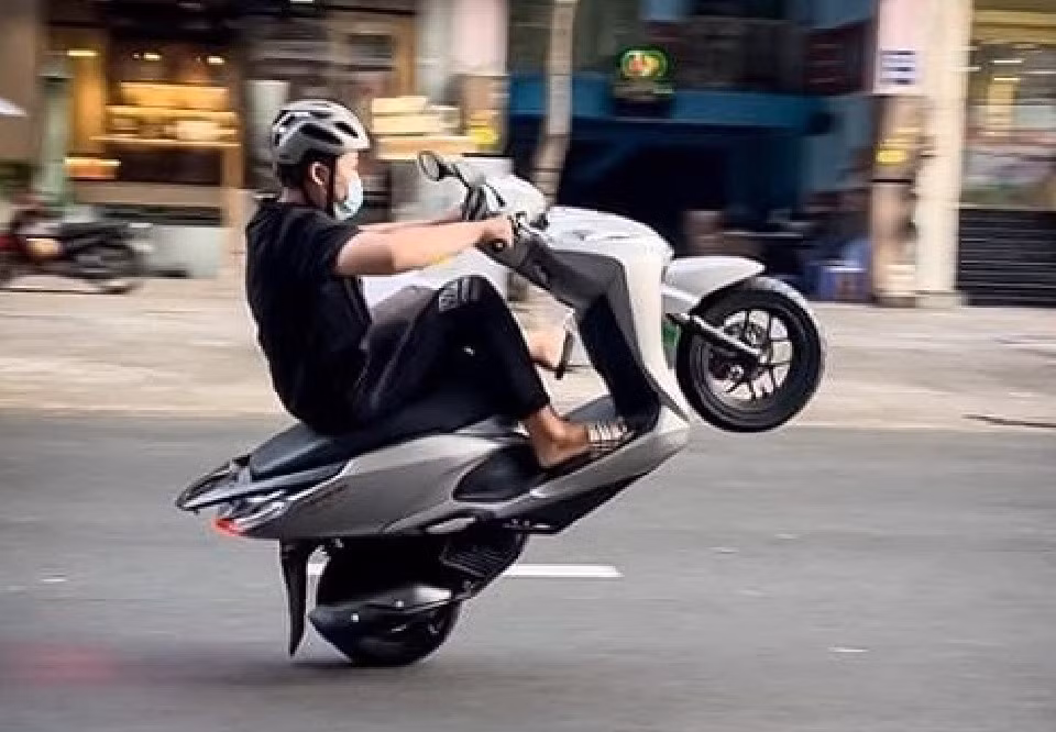 Bị xử phạt hàng loạt lỗi vì mượn xe rồi biểu diễn 