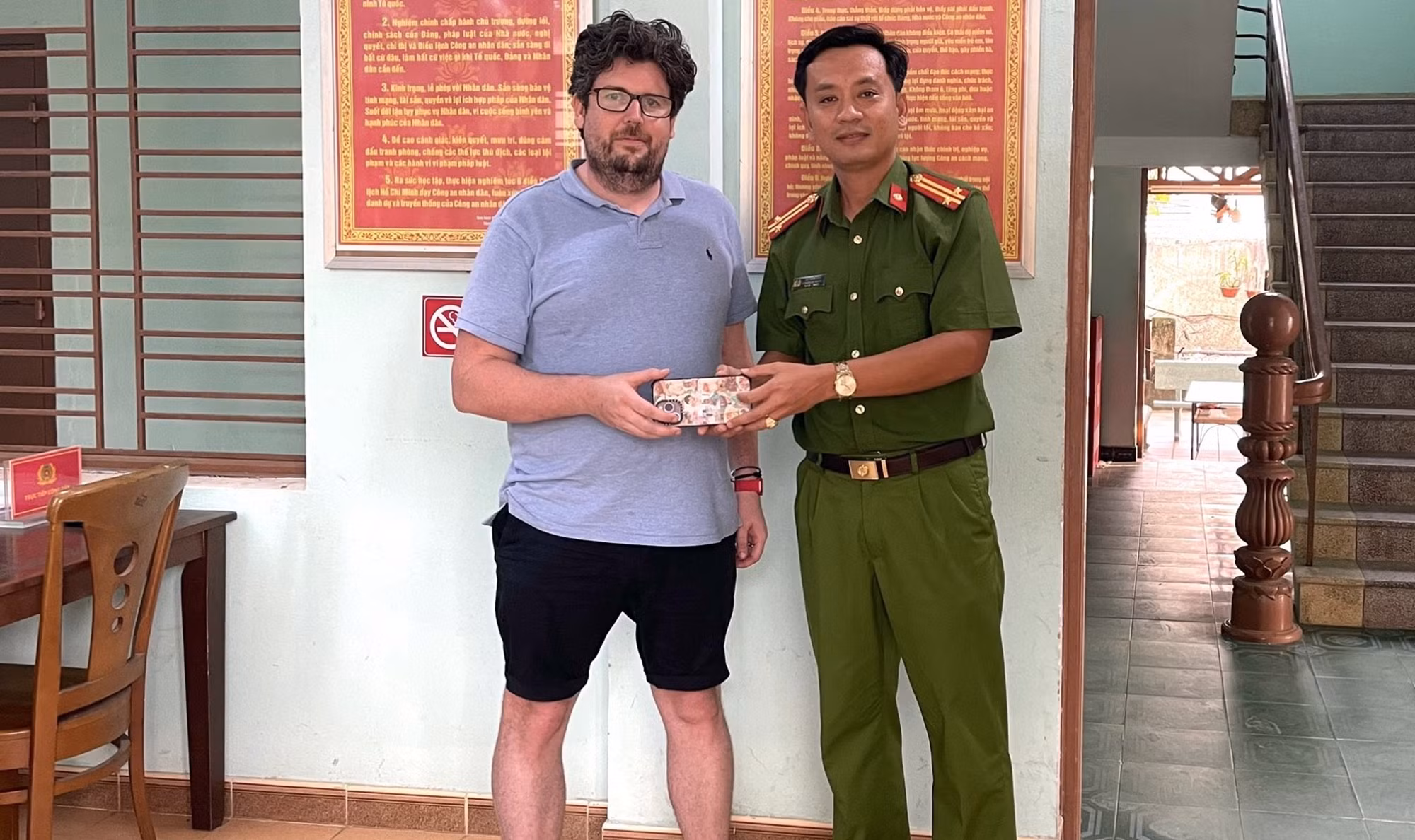 Trích xuất camera, Công an phường tìm được điện thoại “xịn” của du khách nước ngoài đánh rơi -0