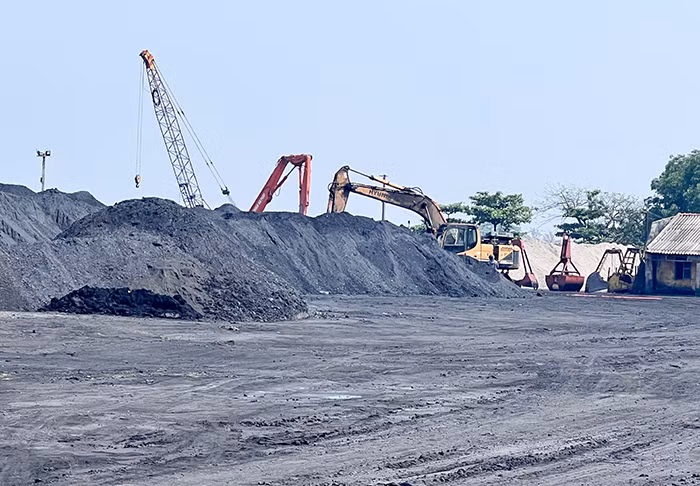 Người dân bất an vì “núi than” tập kết tại cảng Thuận An -0