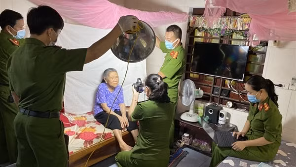 Bộ trưởng Tô Lâm khen thưởng 9 Công an cấp xã