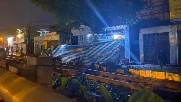 Tàu hỏa nghiền nát xe máy, cô gái trẻ tử vong