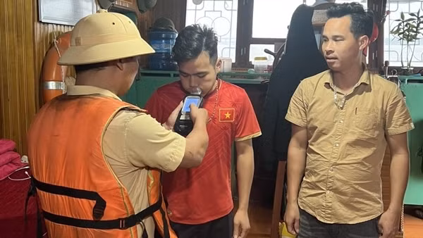 Xử lý 13 trường hợp người điều khiển và thuyền viên trên tàu vi phạm nồng độ cồn
