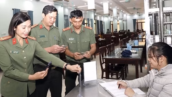Công an Hà Nam tiên phong sử dụng thanh toán điện tử