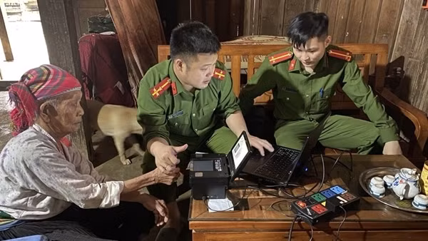 Công an tỉnh Thái Nguyên cấp CCCD cho người già yếu, khuyết tật