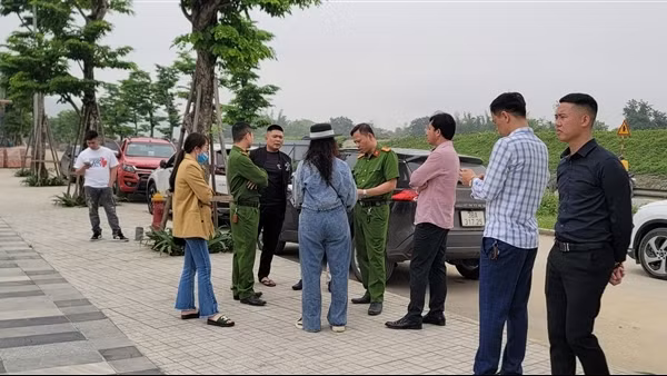 Đang làm lễ bàn giao nhà đất, bị khách hàng kéo đến tố lừa đảo