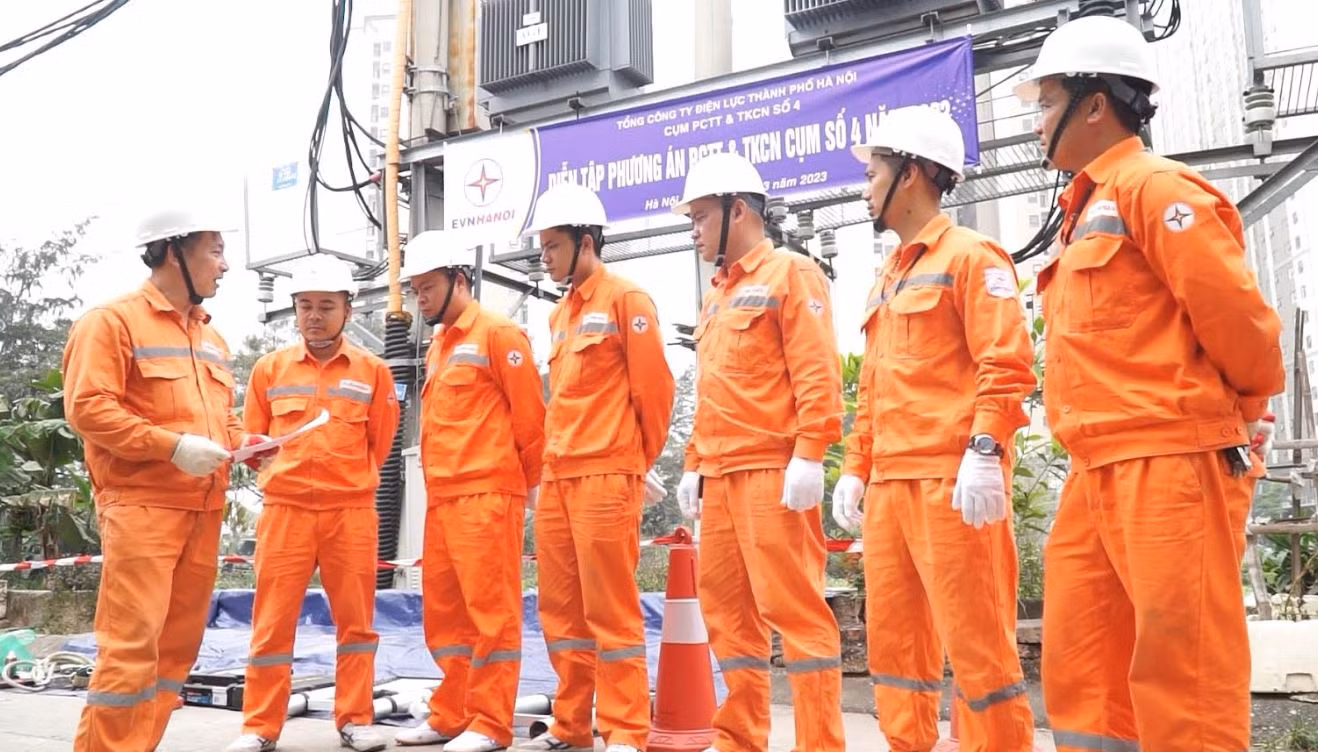 EVNHANOI chủ động các biện pháp đảm bảo an toàn cung cấp điện trong mùa mưa bão -0