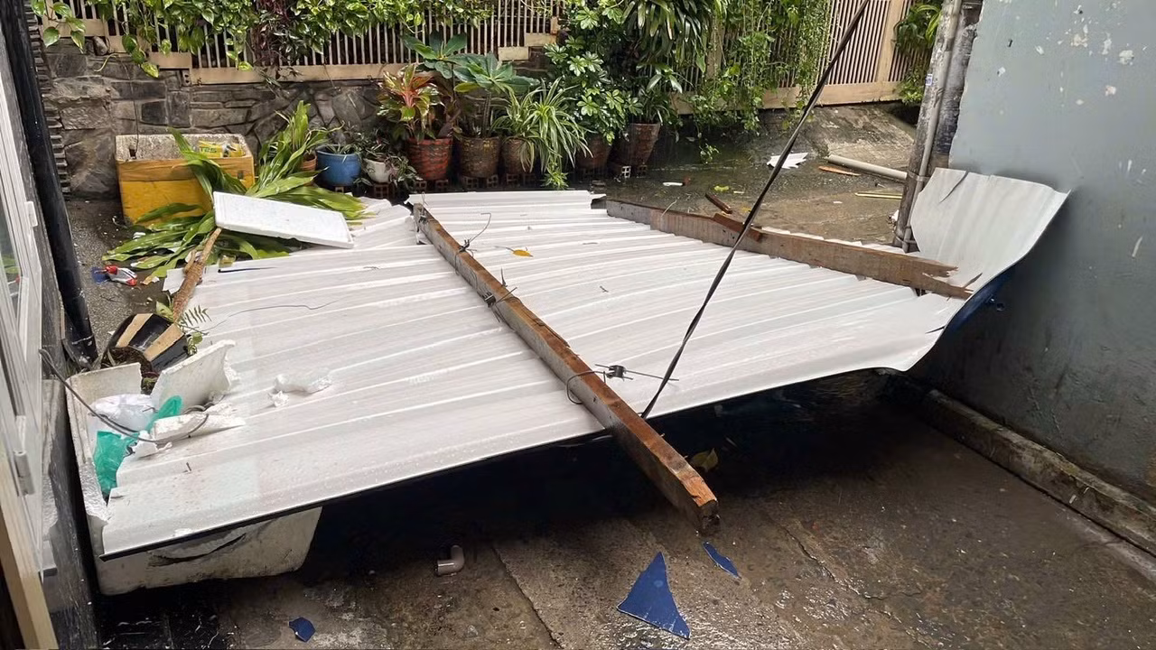 Nhiều nhà dân tại TP Hồ Chí Minh, Tây Ninh tốc mái sau dông lốc -2