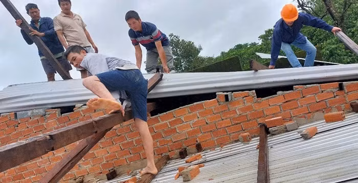 Gió mạnh khủng khiếp, cây đổ la liệt, ôtô bị đè bị hàng loạt -0