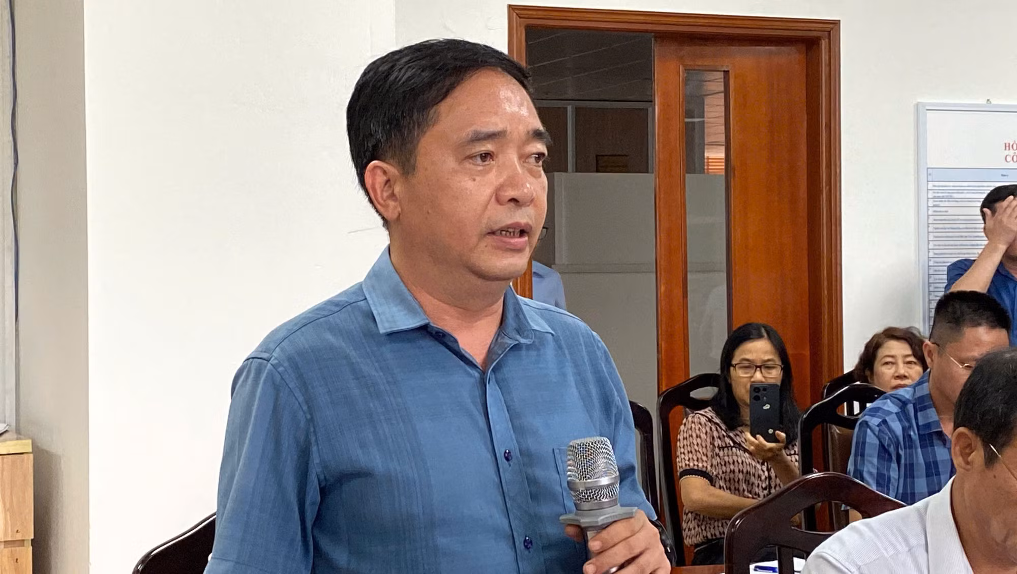 Tranh thủ tối đa tìm kiếm nạn nhân đắm tàu du lịch trước khi bão vào -0