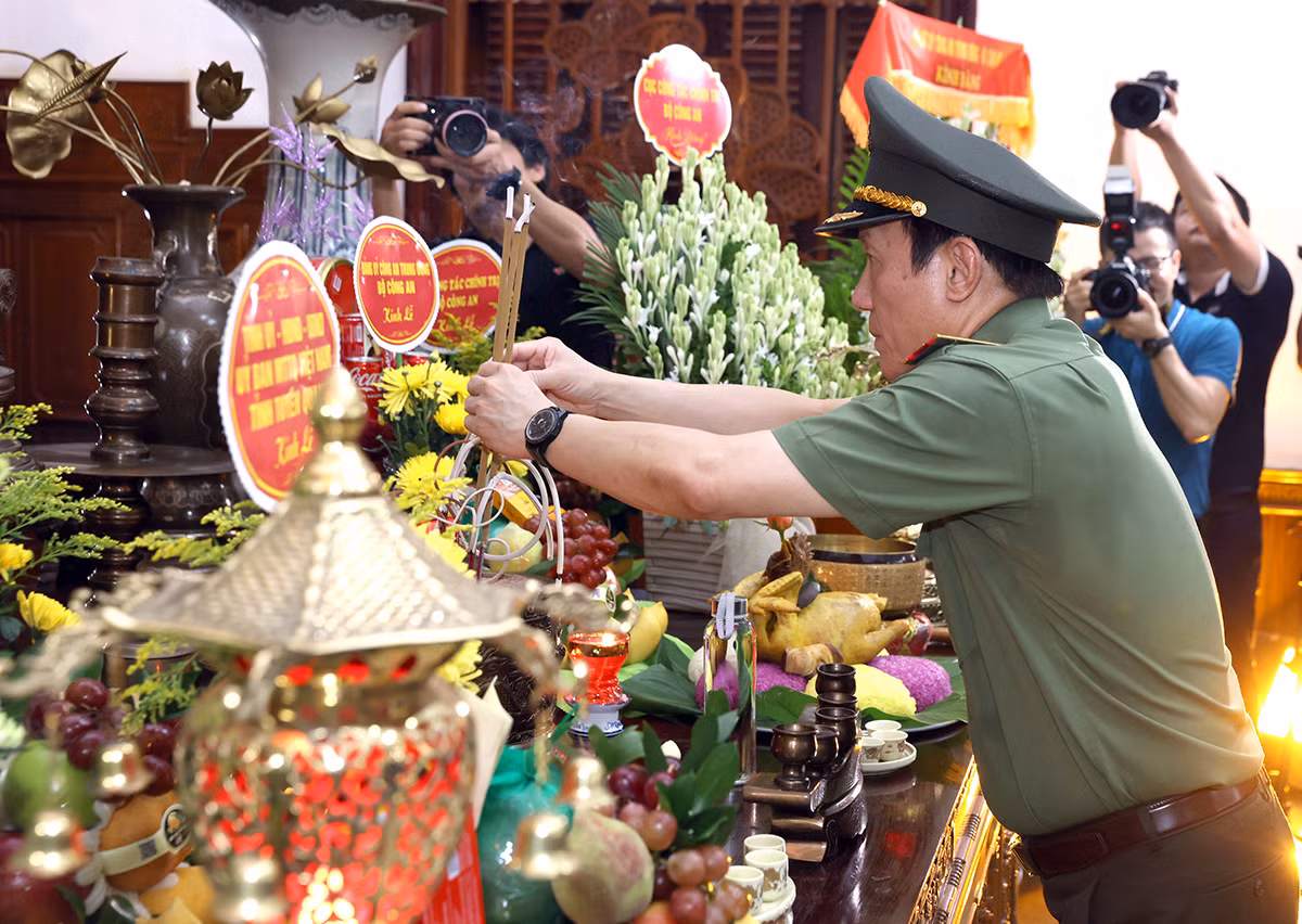 Đoàn đại biểu Đảng ủy Công an Trung ương, Bộ Công an dâng hương tại Khu di tích lịch sử CAND -0