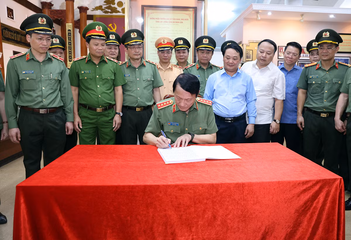Đoàn đại biểu Đảng ủy Công an Trung ương, Bộ Công an dâng hương tại Khu di tích lịch sử CAND -2