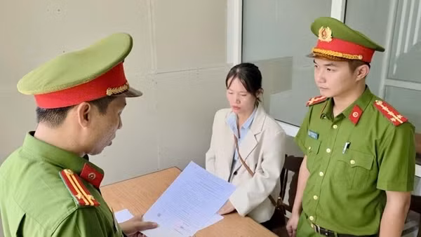 Nữ nhân viên tín dụng làm giả giấy tờ để chiếm đoạt tiền của ngân hàng