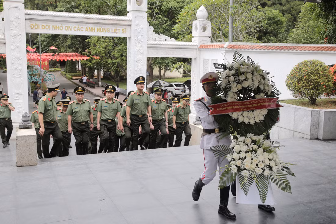Thứ trưởng Phạm Thế Tùng dâng hoa, dâng hương tưởng niệm Chủ tịch Hồ Chí Minh và các Anh hùng liệt sĩ -0