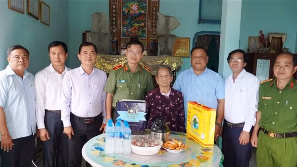 Tây Ninh: Tặng quà tri ân gia đình chính sách, người có công