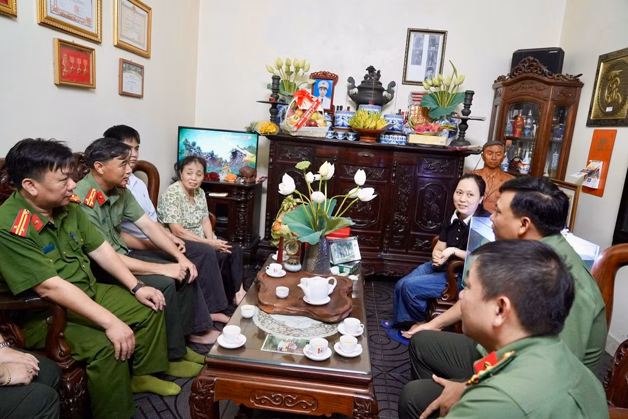 Công an TP Hà Nội tri ân gia đình liệt sĩ CAND -0