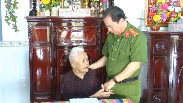 Công an Cà Mau thăm hỏi, tặng quà Mẹ Việt Nam Anh hùng