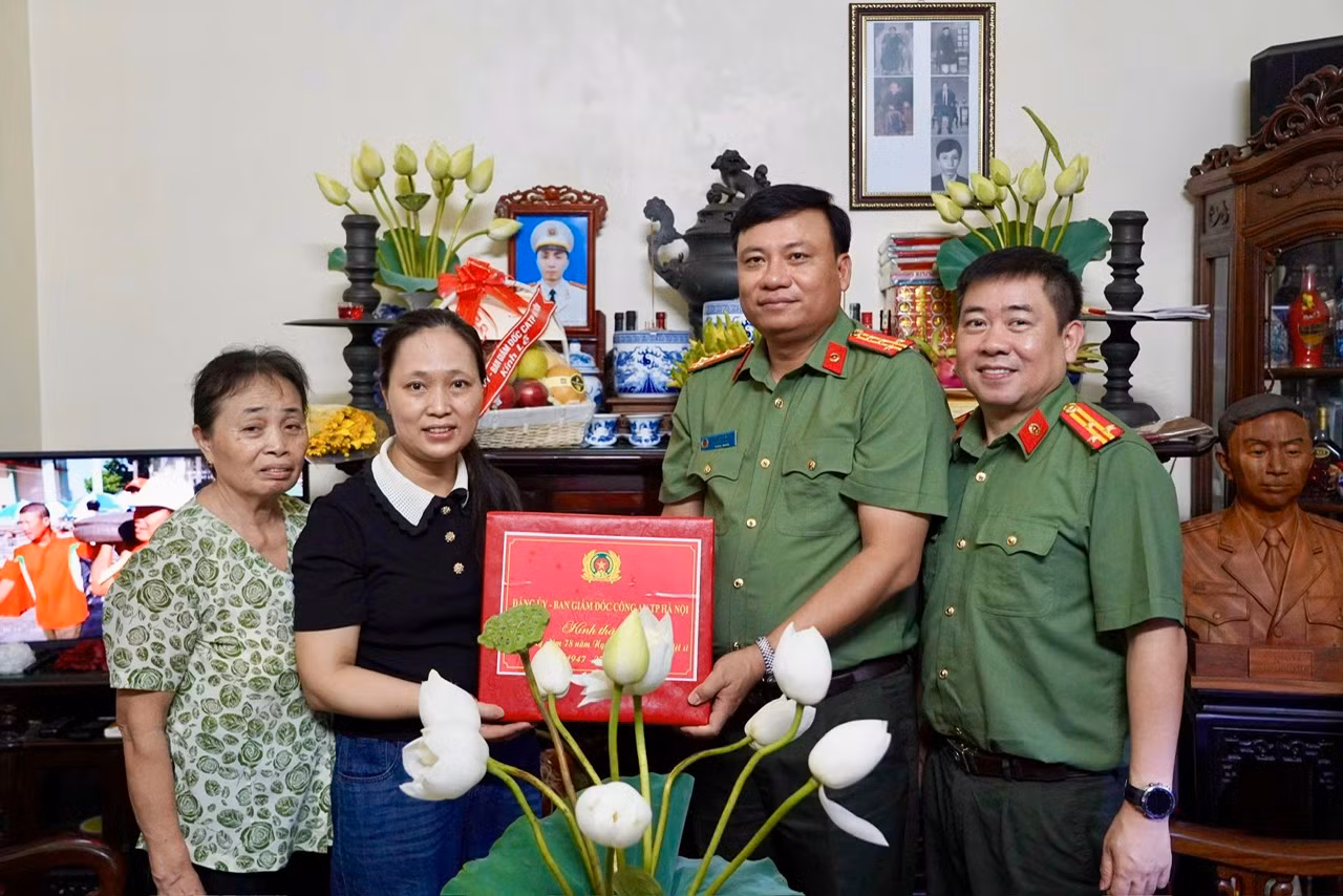 Công an TP Hà Nội tri ân gia đình liệt sĩ CAND -0