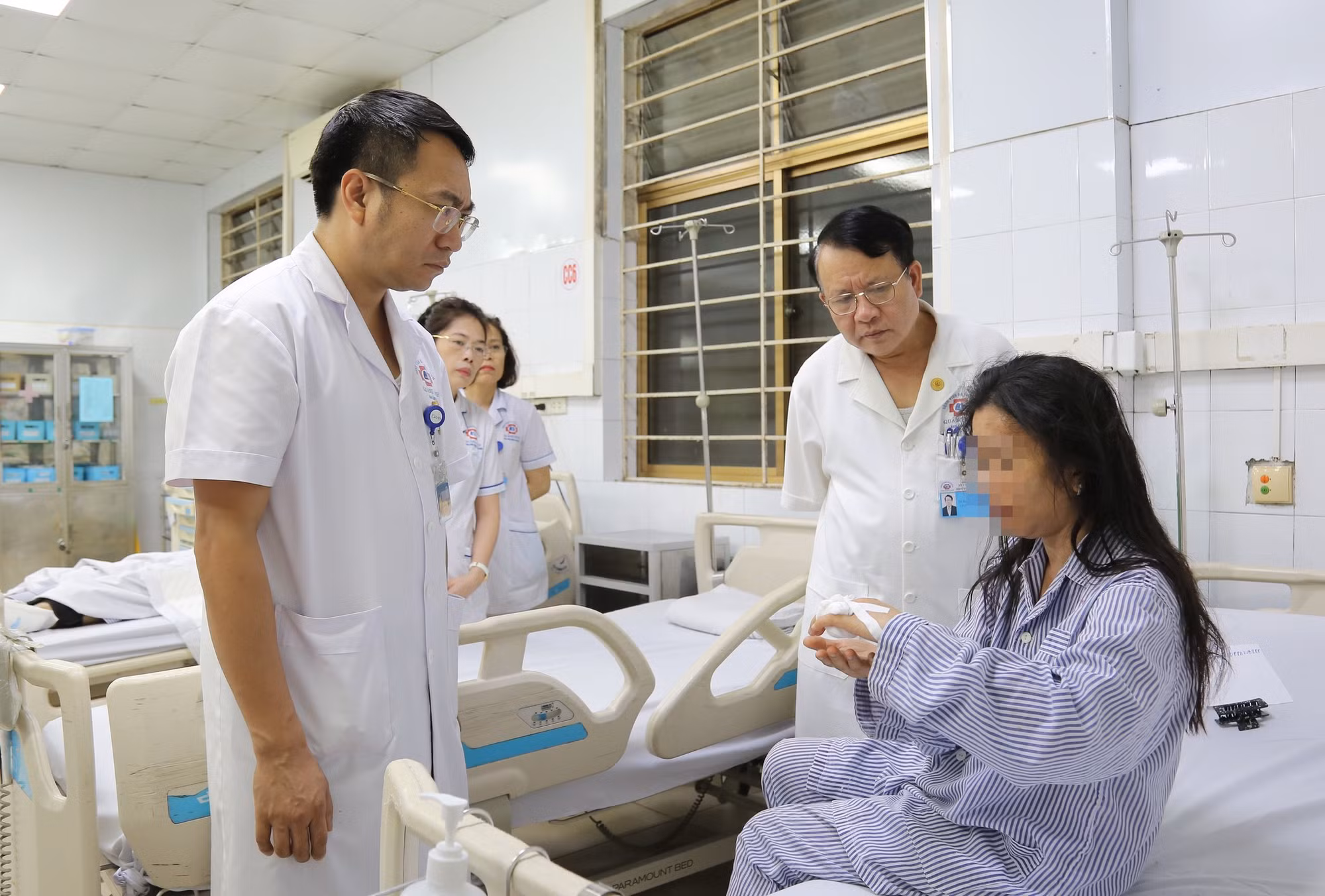 Tập trung cứu chữa các nạn nhân bị thương trong vụ đắm tàu du lịch trên Vịnh Hạ Long -0