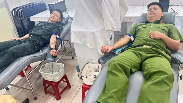 Hai Cảnh sát cơ động hiến máu cứu người