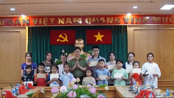 Gặp mặt, tặng quà các cháu là con liệt sĩ, con thương binh CAND đi tham quan, nghỉ dưỡng ở trong nước