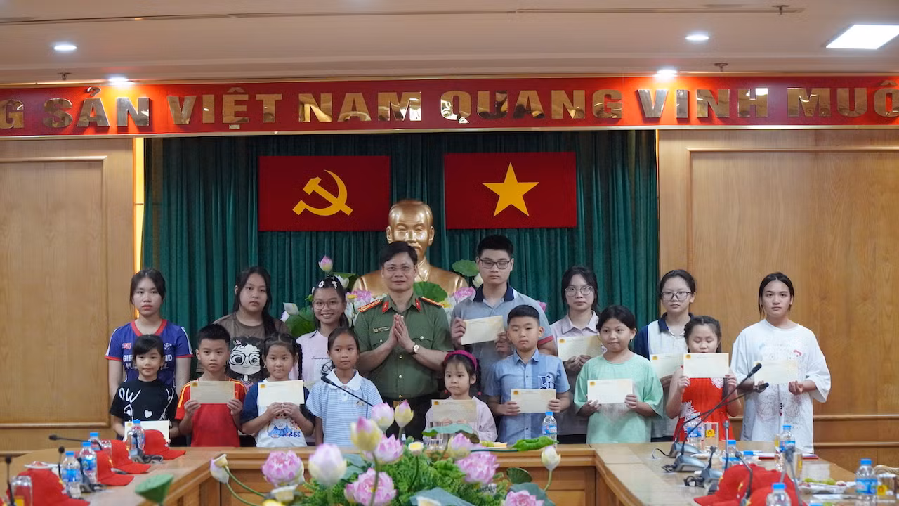 Gặp mặt, tặng quà các cháu là con liệt sĩ, con thương binh CAND đi tham quan, nghỉ dưỡng ở trong nước -0