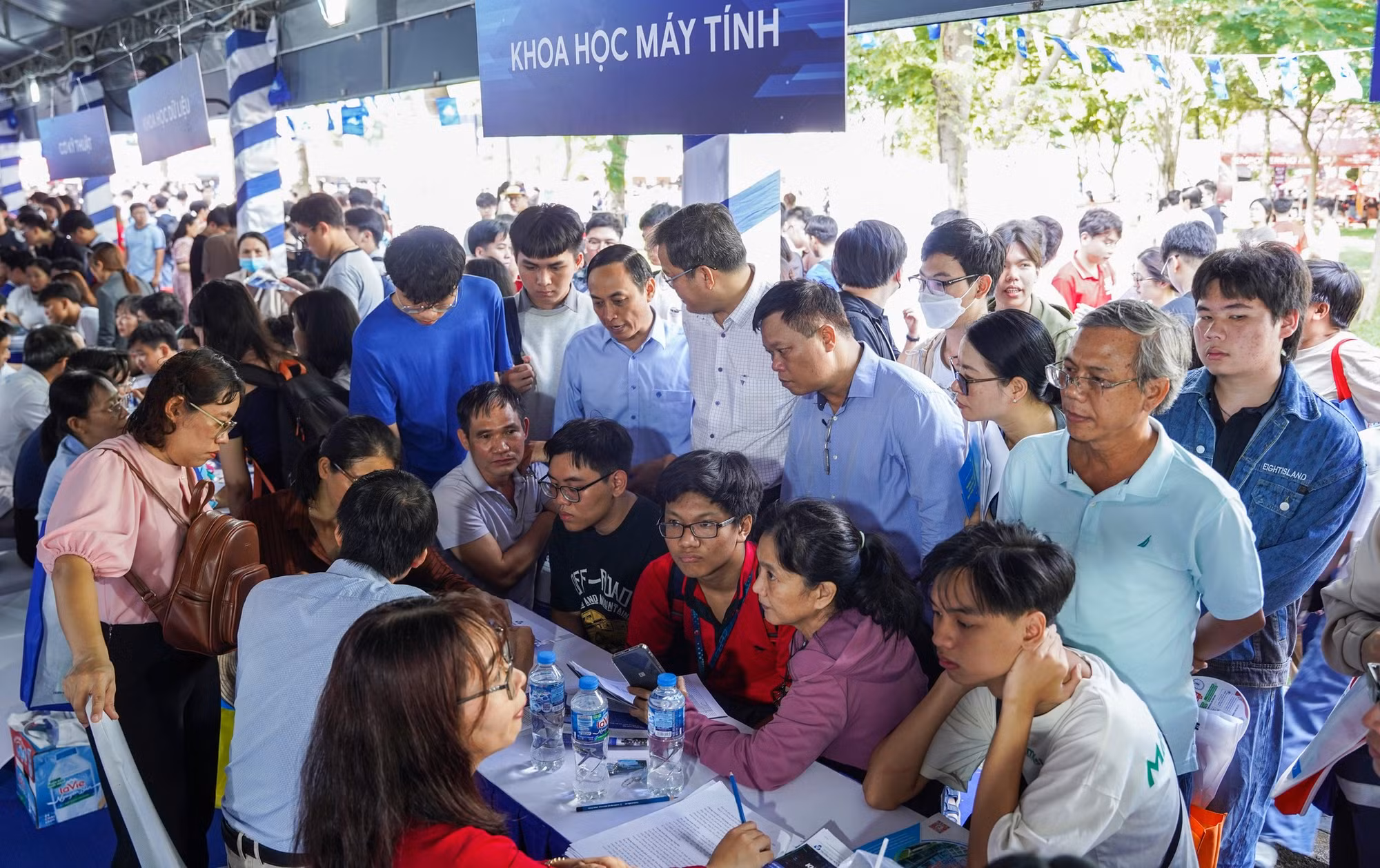 Cảnh giác chiêu lừa nhắm vào phụ huynh mùa tuyển sinh -0