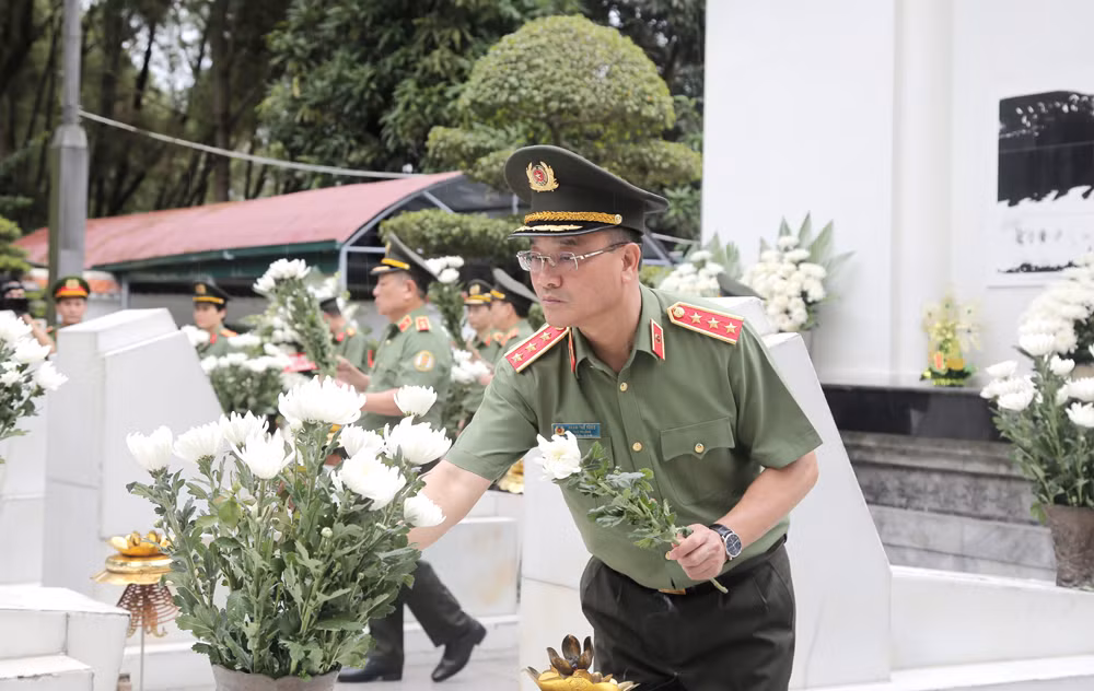 Thứ trưởng Phạm Thế Tùng dâng hoa, dâng hương tưởng niệm Chủ tịch Hồ Chí Minh và các Anh hùng liệt sĩ -0